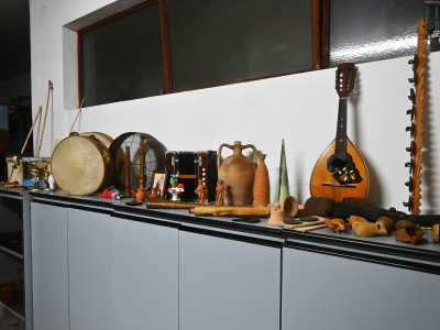 I tre ci conducono al piano interrato all�interno di una stanza gremita di strumenti musicali di tutti i tipi e dimensioni provenienti da ogni parte d�Italia e del mondo. Blasi ci indica tamburelli, flauti, una fisarmonica, un liuto...